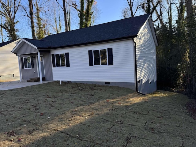 view of front of property featuring a front yard and a patio area