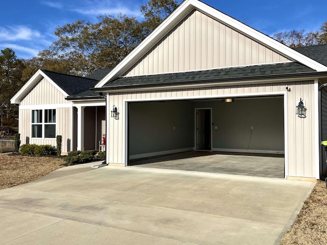 view of front facade featuring a garage