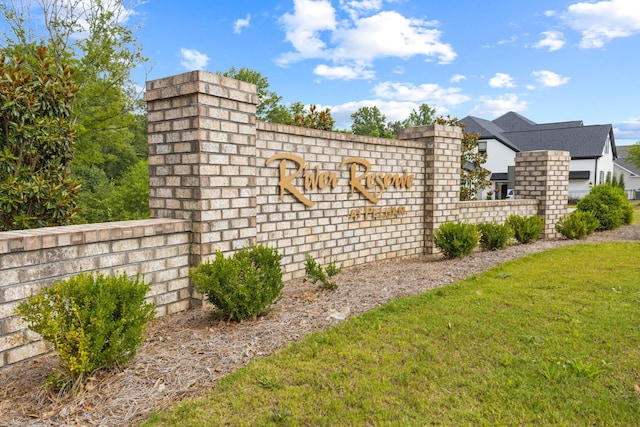 community / neighborhood sign featuring a yard