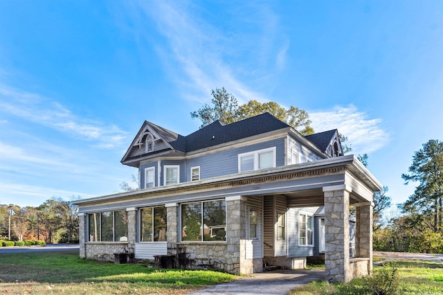 view of front facade featuring a front lawn