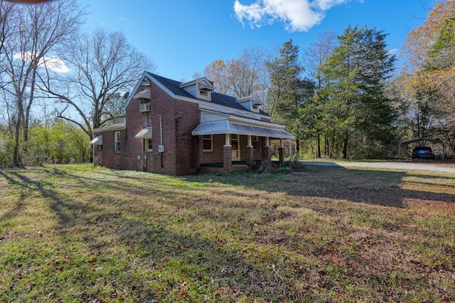 view of side of property featuring a lawn