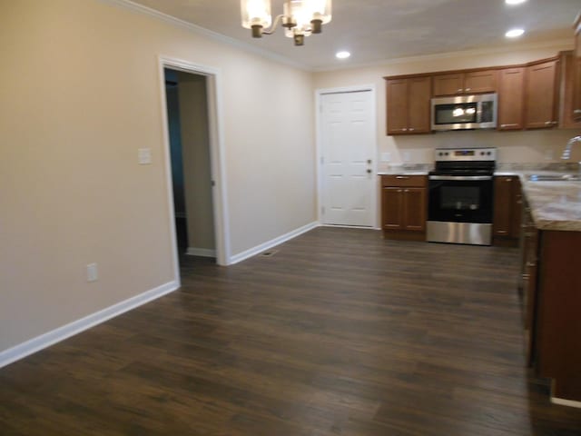 kitchen featuring a chandelier, dark hardwood / wood-style flooring, stainless steel appliances, and ornamental molding