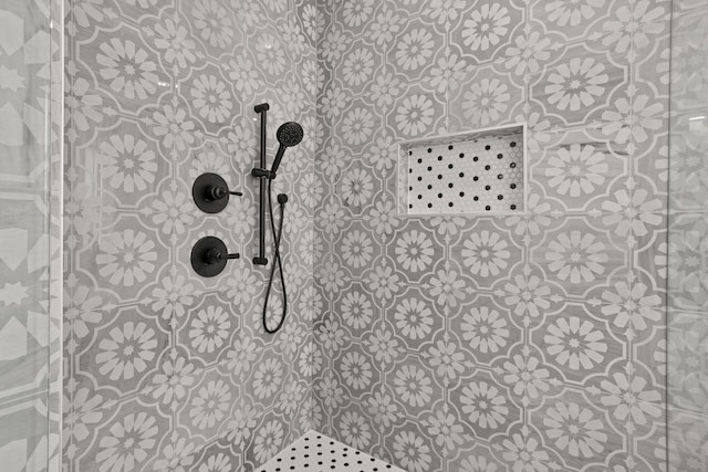 details with a tile shower