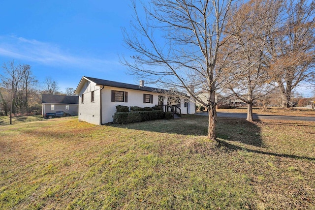 view of front of home featuring a front yard