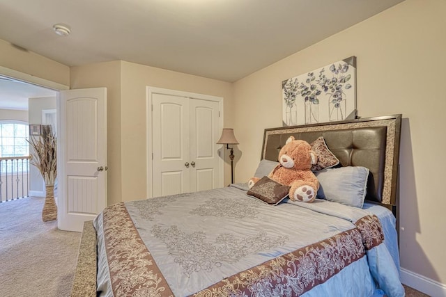 bedroom featuring carpet flooring and a closet