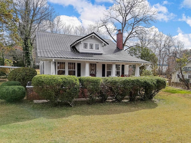 view of front of house featuring a front lawn