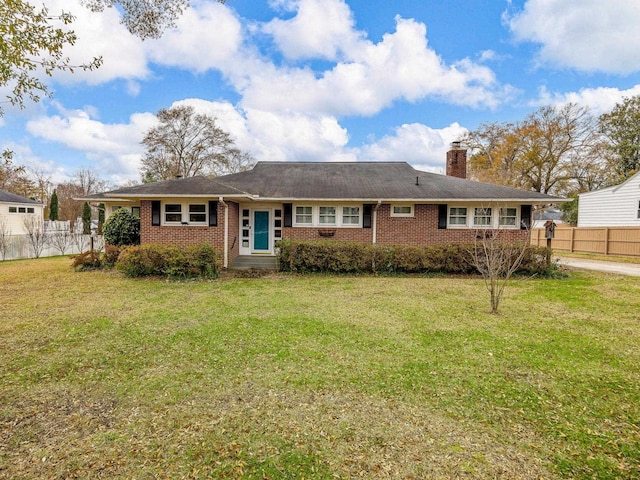 ranch-style house featuring a front yard