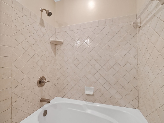 bathroom with tiled shower / bath