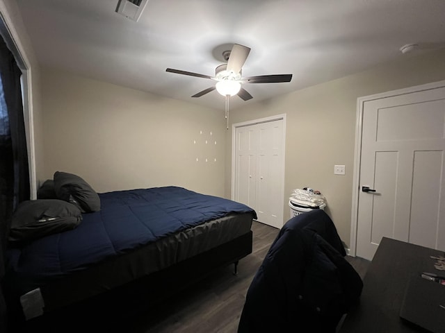 bedroom featuring ceiling fan, dark wood-type flooring, and a closet