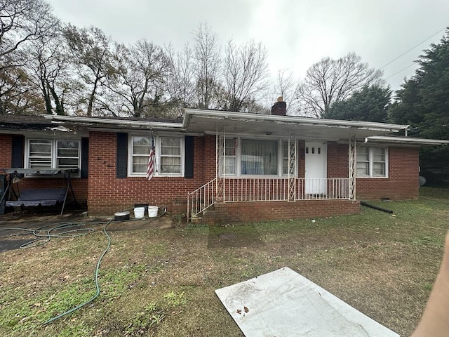 single story home featuring a front yard