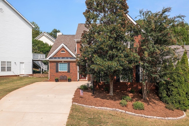 view of front of property featuring a front lawn