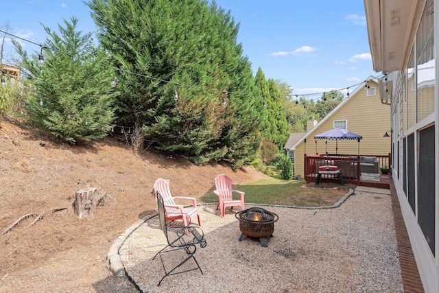 view of yard featuring a fire pit