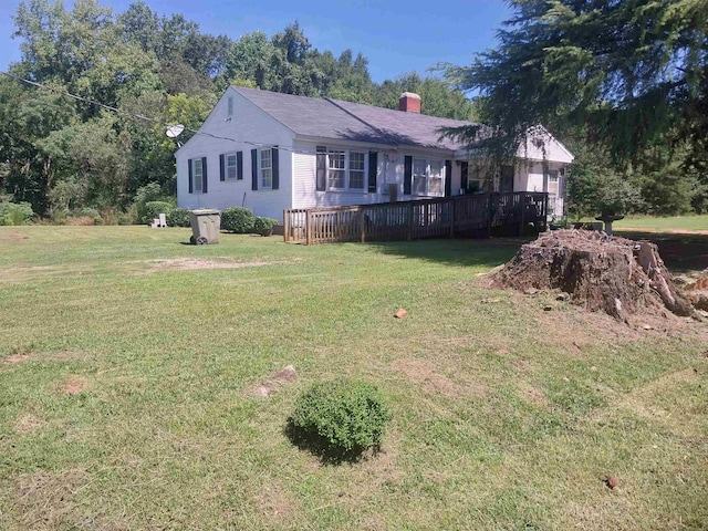 view of front of home featuring a wooden deck and a front lawn