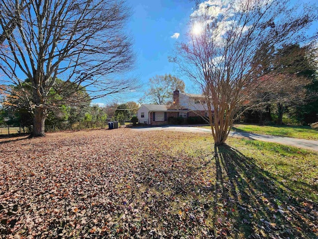 view of front of house featuring a front lawn