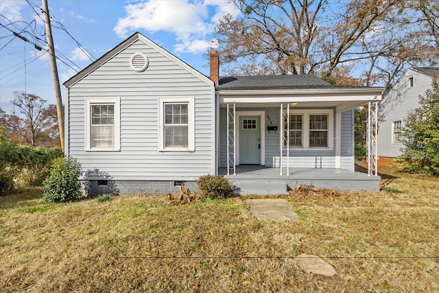 view of front of home with covered porch and a front lawn