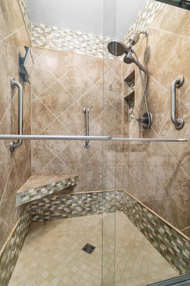 bathroom featuring a tile shower