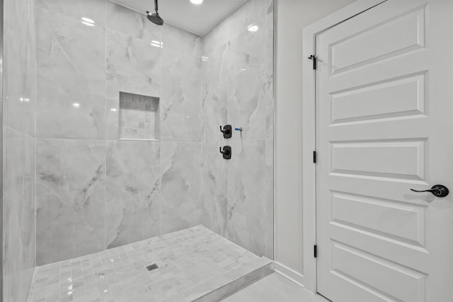 bathroom featuring tiled shower