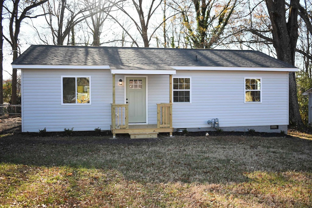 view of front facade with a front lawn