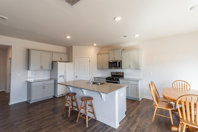 kitchen featuring stainless steel appliances, visible vents, backsplash, gray cabinetry, and a sink