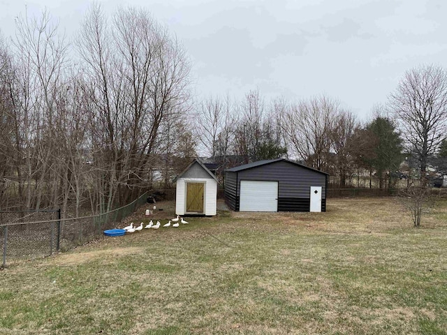 view of yard featuring an outdoor structure and a garage