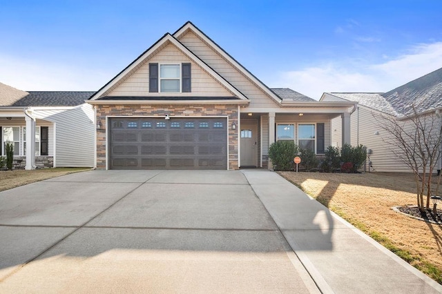 craftsman house featuring a garage and a front lawn