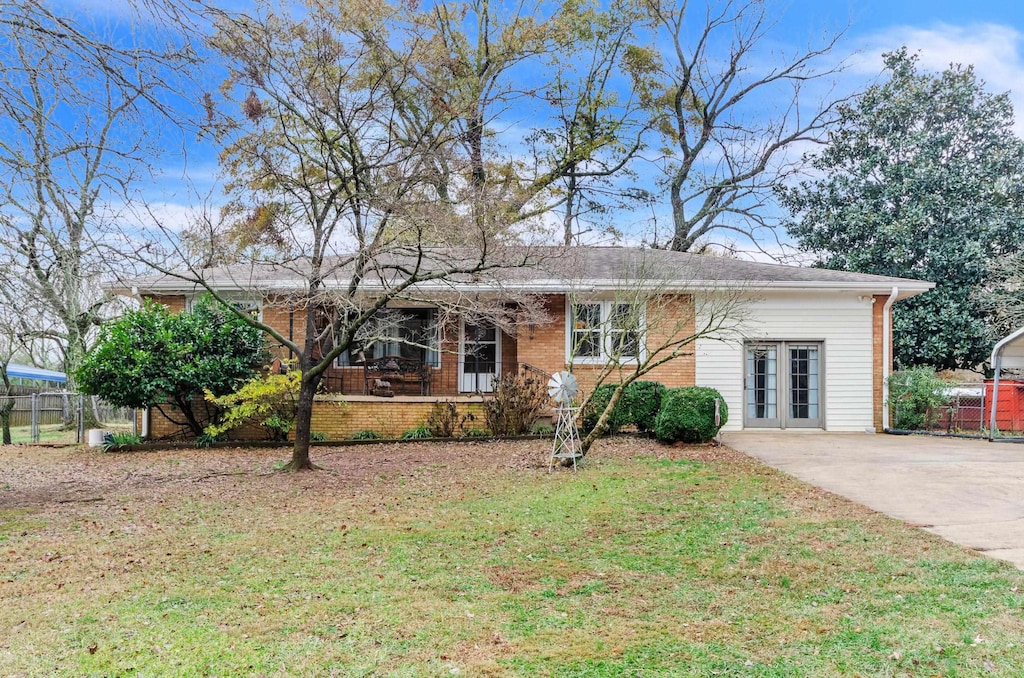 ranch-style house featuring a front lawn