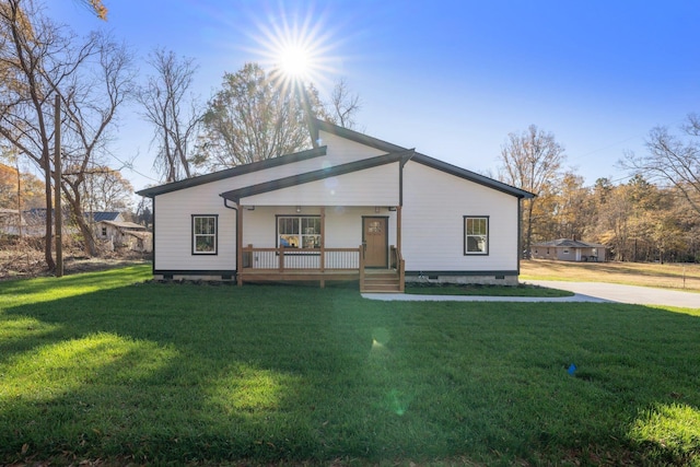 view of front of property featuring a front lawn and a porch