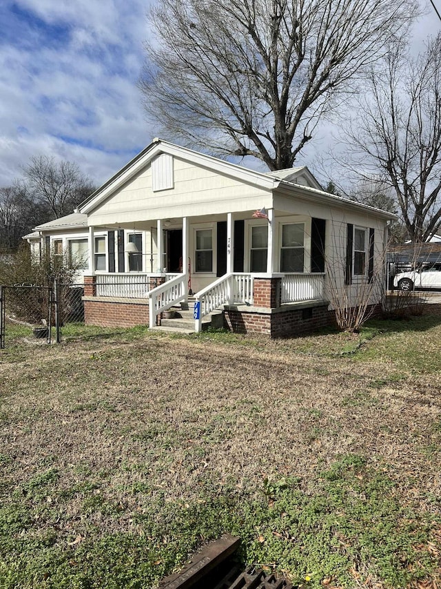 view of front of home featuring a front lawn