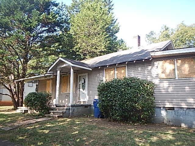 view of front of property featuring a porch and a front lawn