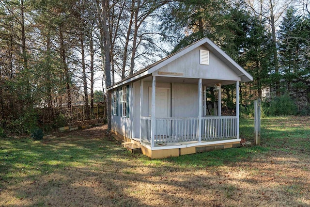 view of front of house with a front lawn