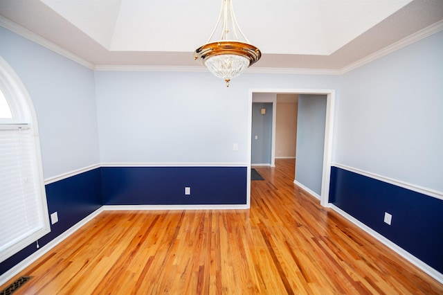 unfurnished room featuring light hardwood / wood-style flooring, a notable chandelier, and ornamental molding