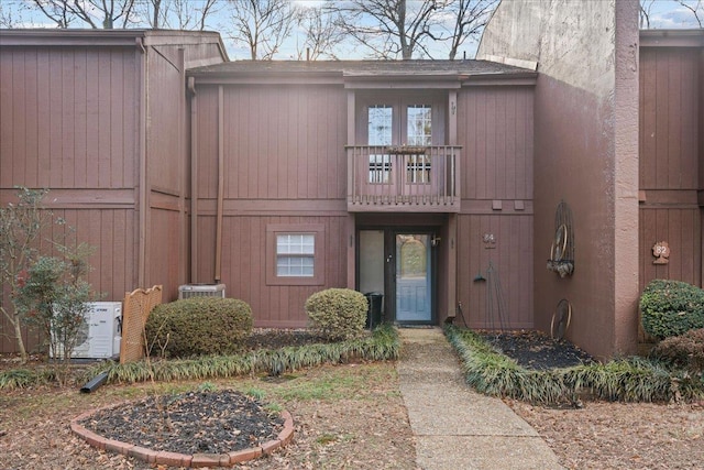 view of front of house featuring a balcony