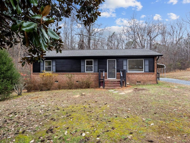 ranch-style house featuring a front yard