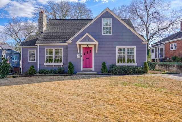 view of front of home featuring a front lawn