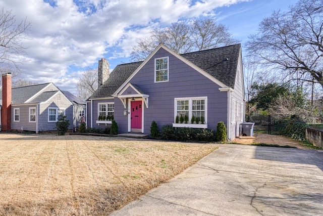 view of front of home featuring a front lawn