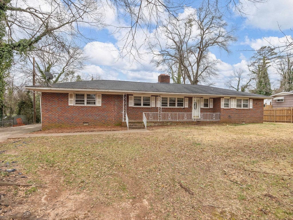 single story home with a front lawn