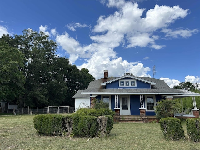 view of front of property with a front lawn