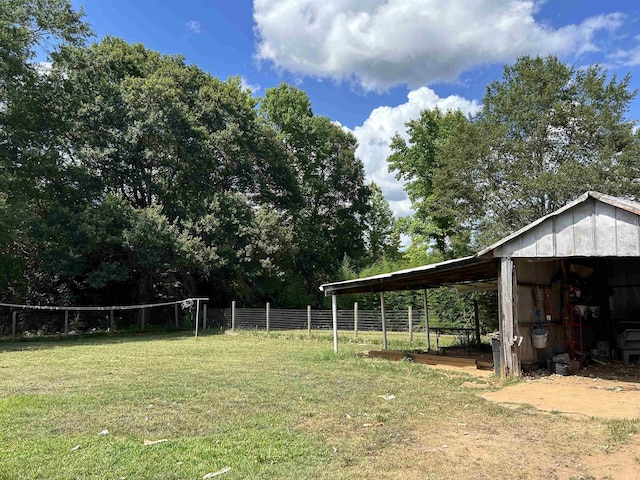 view of yard with an outdoor structure