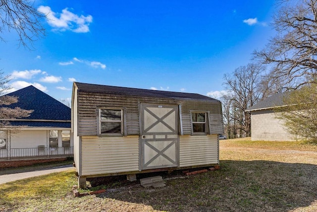 view of outdoor structure with a yard