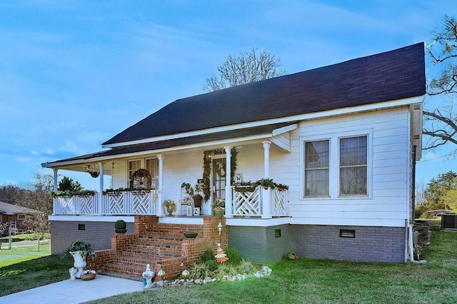 view of front of home with covered porch and a front yard