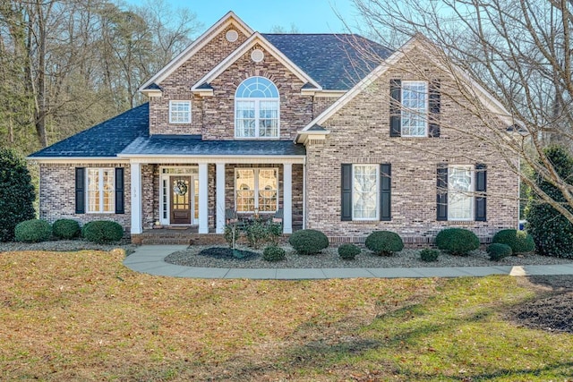 view of front of property featuring a front yard