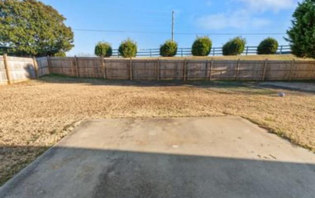 view of yard featuring a patio