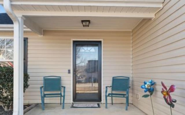 doorway to property featuring covered porch