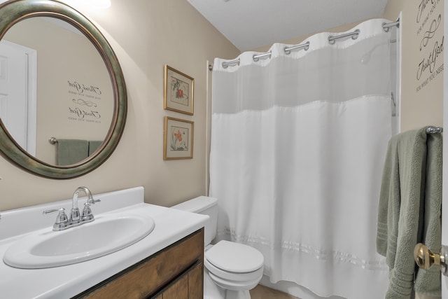 bathroom with a shower with shower curtain, vanity, and toilet