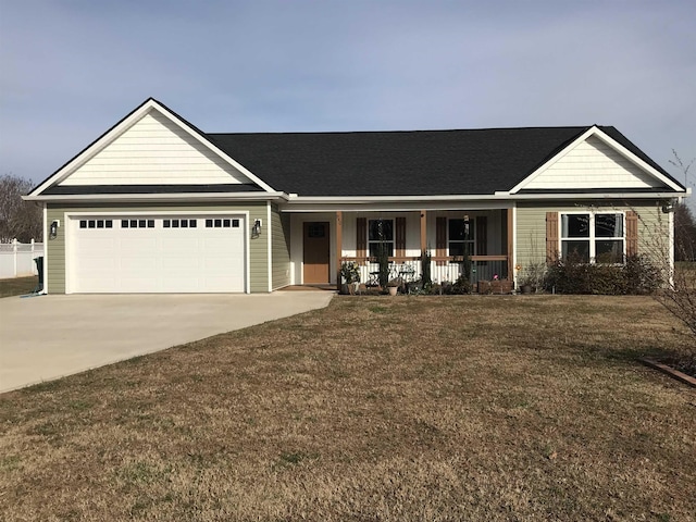 ranch-style home featuring a front lawn and a porch