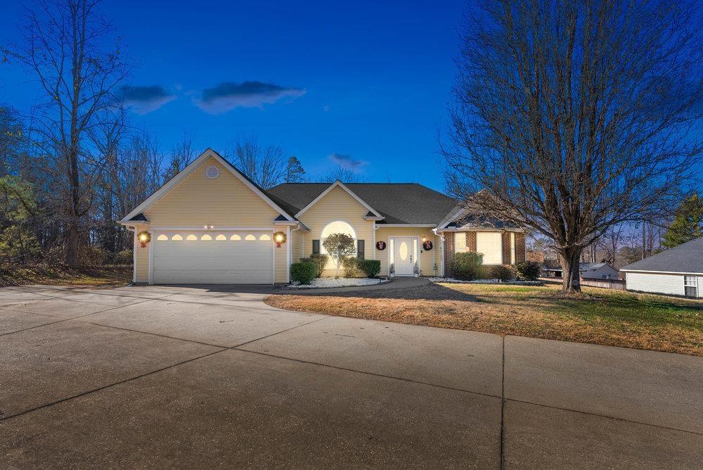 view of front of property featuring a yard and a garage