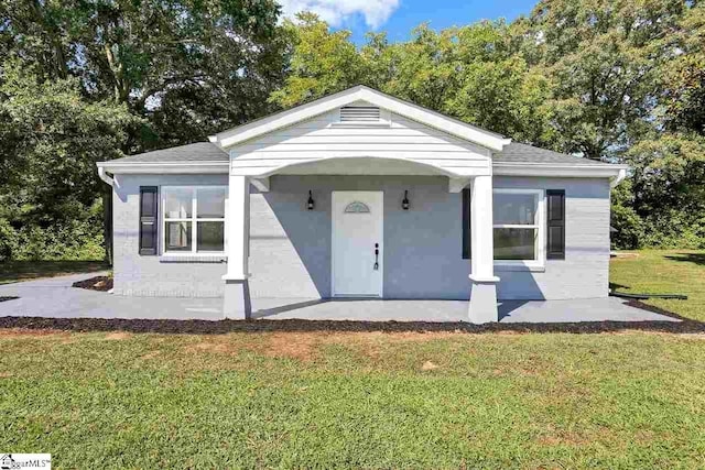 view of front of house featuring a front lawn