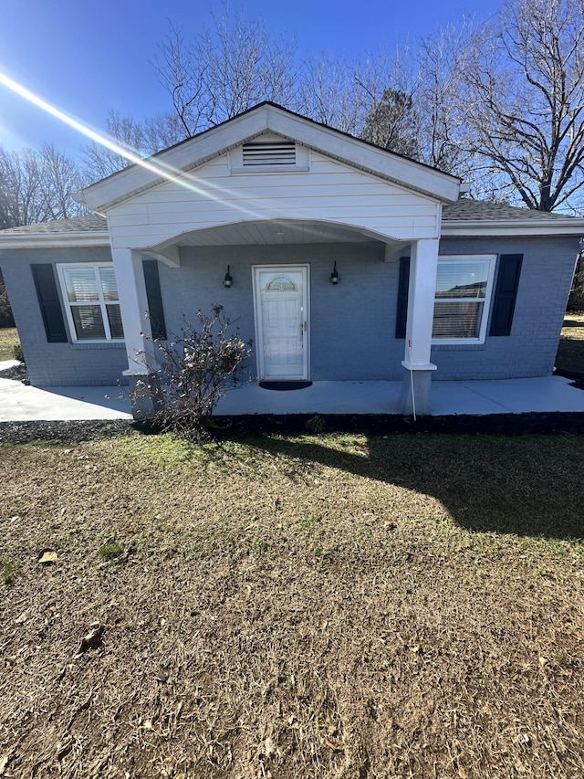 view of front of home with a patio area and a front lawn