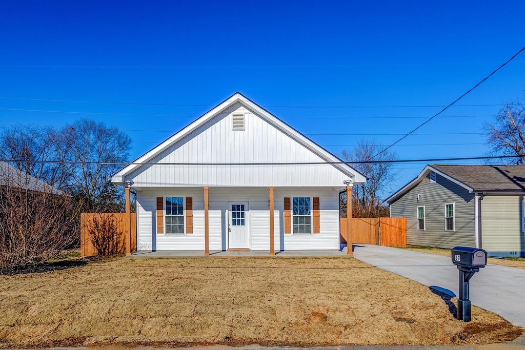 view of front of house featuring covered porch and a front lawn