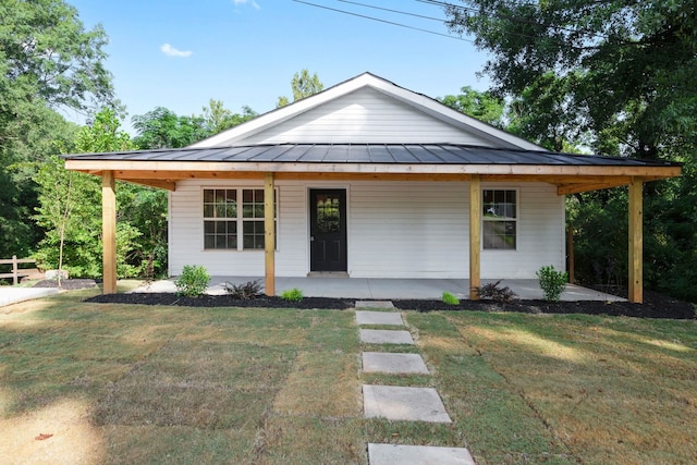 view of front of home with covered porch and a front lawn